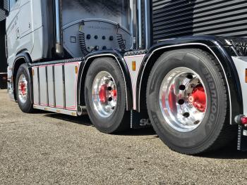 R590 V8 6X4 / 2 TANKS / NL TRUCK! 80T